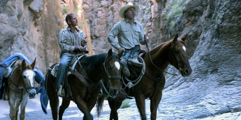 Barry Pepper as Mike Norton and Tommy Lee Jones as Pete Perkins on horseback in 'The Three Burials of Melquiades Estrada'