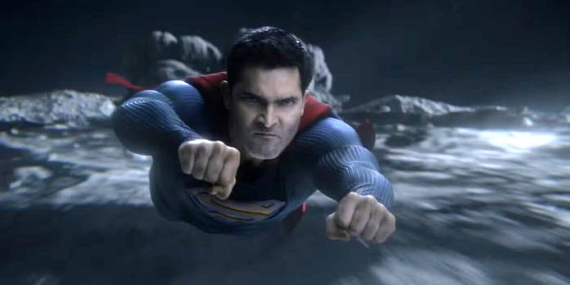 Tyler Hoechlin as Superman flying at night in Superman & Lois Season 3, Episode 13...