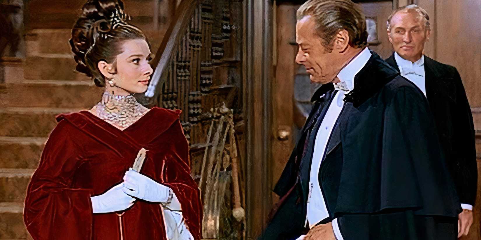 Audrey Hepburn melihat Rex Harrison berdiri di sebelahnya di My Fair Lady (1964)