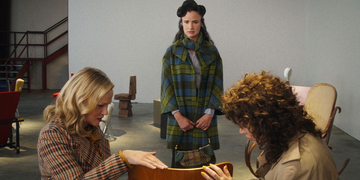 Samantha Mathis, Juliette Lewis and Robin Tunney examining a chair in By Design