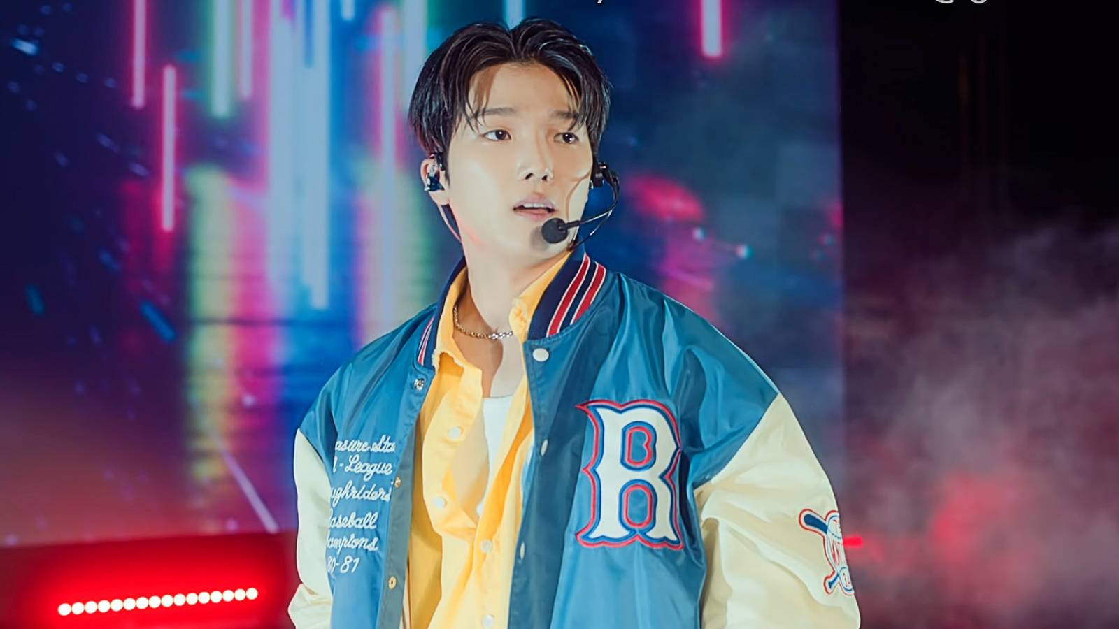 Dae singing onstage in the Season 2 finale of XO, Kitty