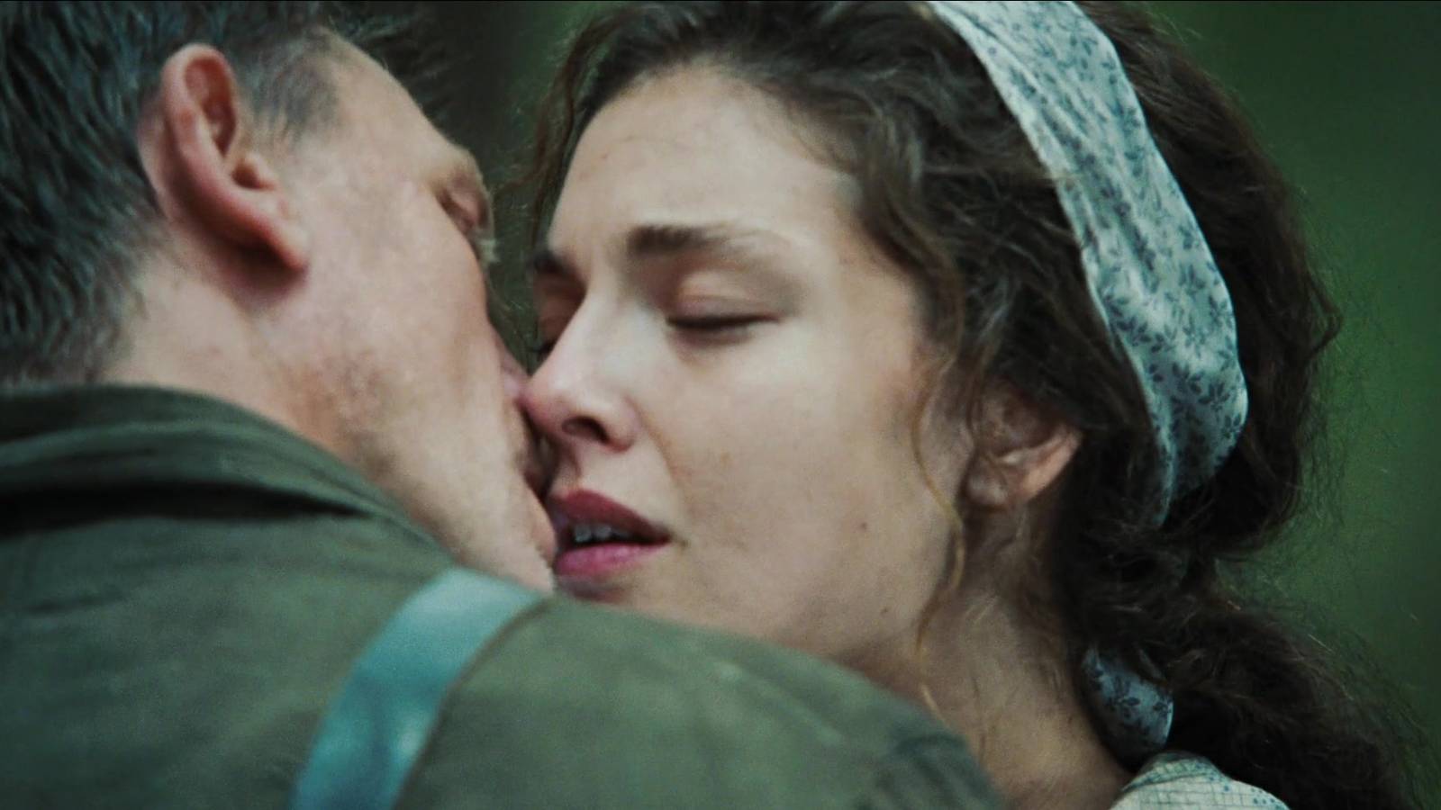 Daniel Craig and Alexa Davalos share a kiss in Defiance 2008