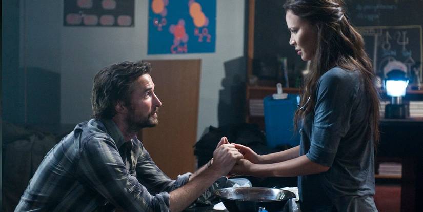 Tom Mason (Noah Wyle) holds Anne Glass' (Moon Bloodgood) hands on 'Falling Skies'