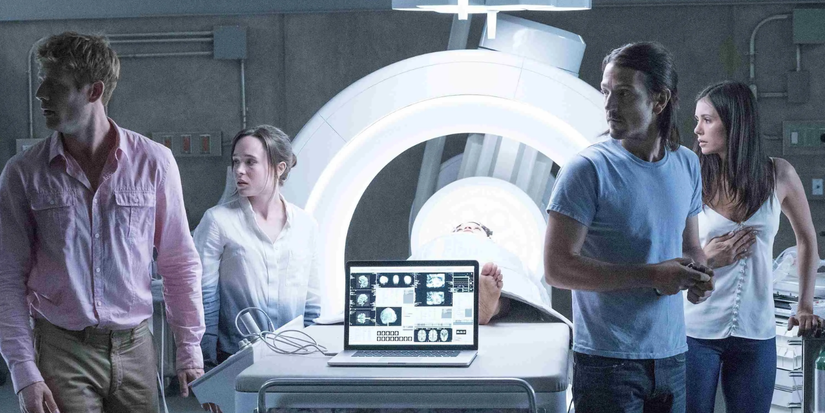 James Norton, Elliot Page, Diego Luna & Nina Dobrev stand around a medical machine in Flatliners (2017)