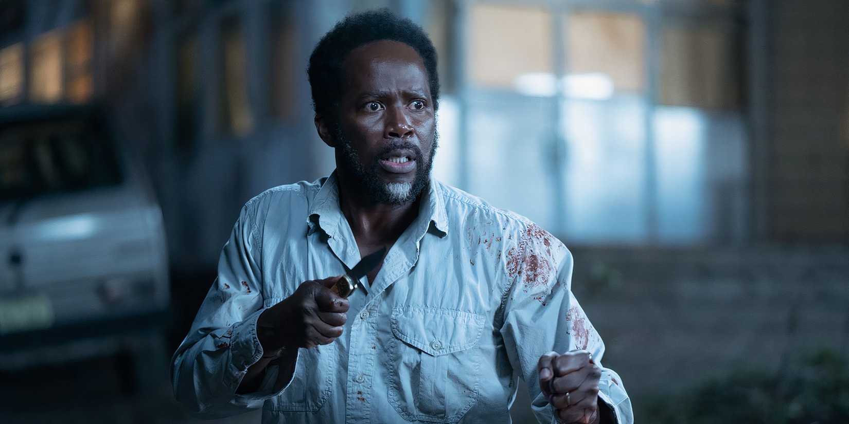 هارولد بيرينو في دور بويد يقف على أهبة الاستعداد للقتال بسكين، مرتديًا قميصًا ملطخًا بالدماء في الموسم الثاني.