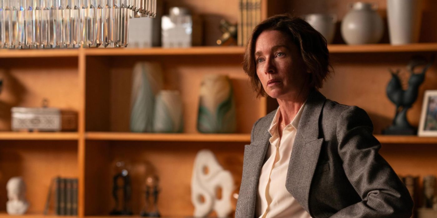 Sinatra (Julianne Nicholson) standing with a hand on the hip in Paradise