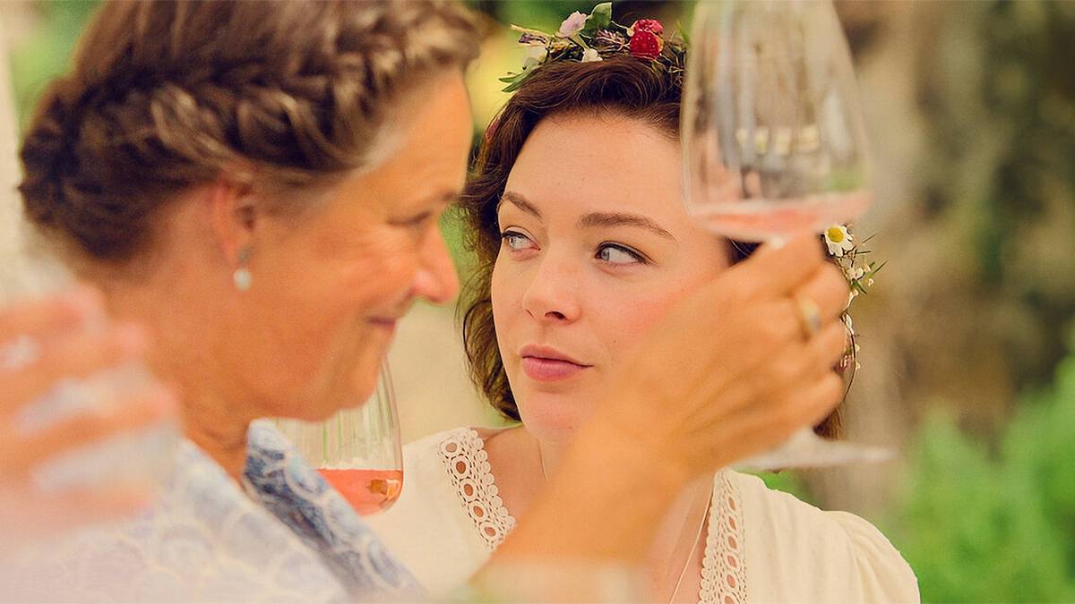 This Surprising Netflix Miniseries Delivers a Messy Family Drama Full ...