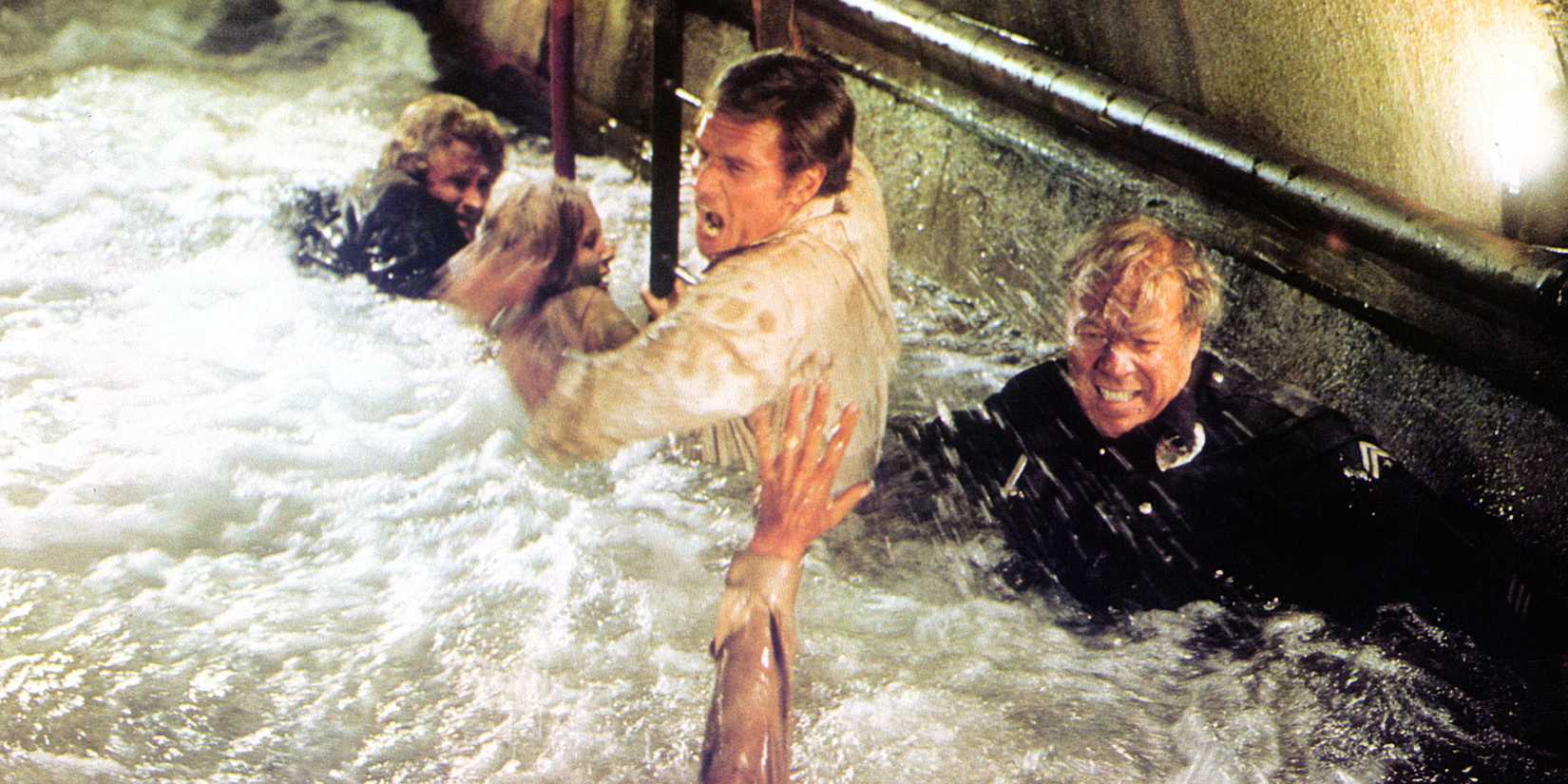 Charlton Heston dan orang lain berenang di selokan dalam 'Earthquake' (1974)