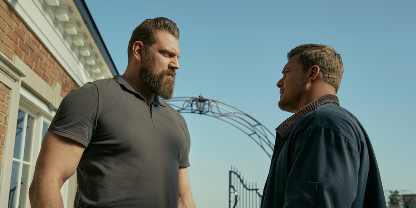 Jack Reacher dari Alan Ritchson bertemu Paulie dari Oliver Richters di Reacher Musim 3.