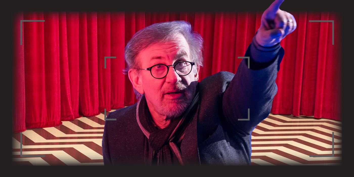 Steven Spielberg dengan latar belakang Kamar Merah Twin Peaks