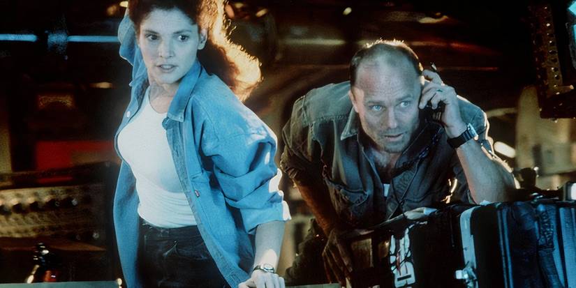 Lindsey and Ed operate some machinery in 'The Abyss'