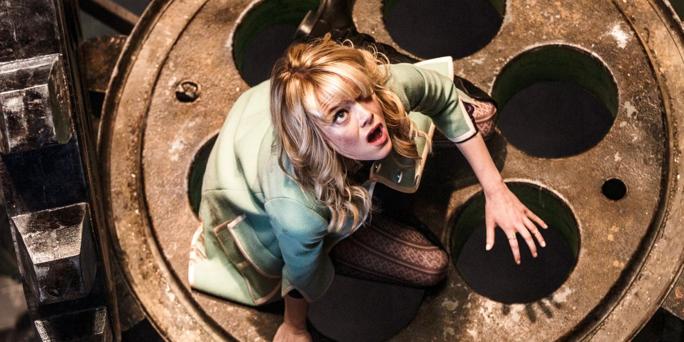 Emma Stone as Gwen Stacy looking up while scared in The Amazing Spider-Man 2