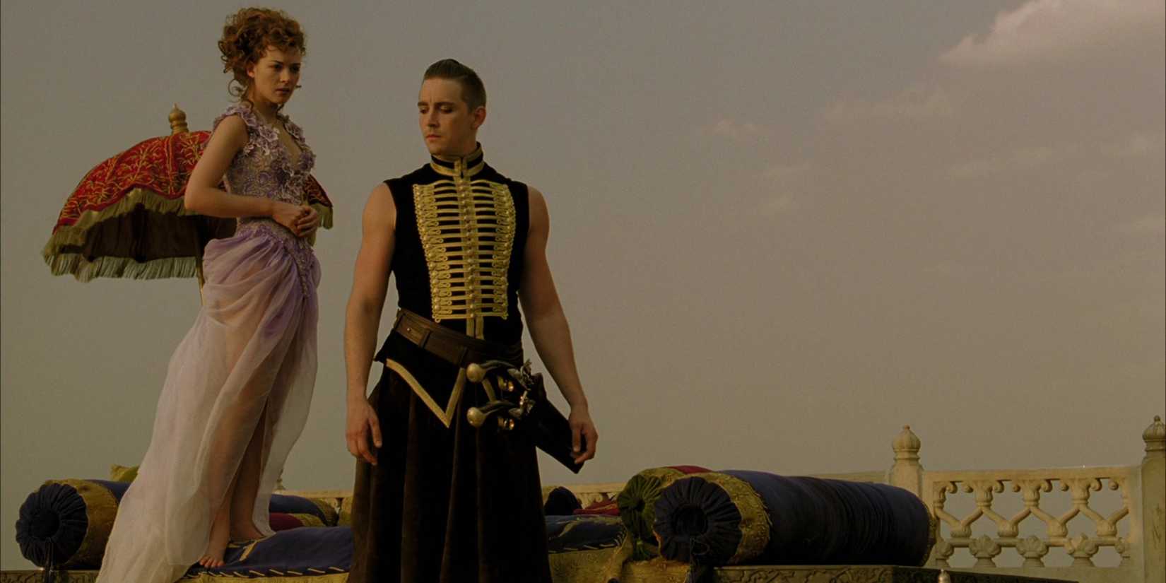 Lee Pace as the black bandit and Justine Waddell as Sister Evelyn in 'The Fall' (2006)