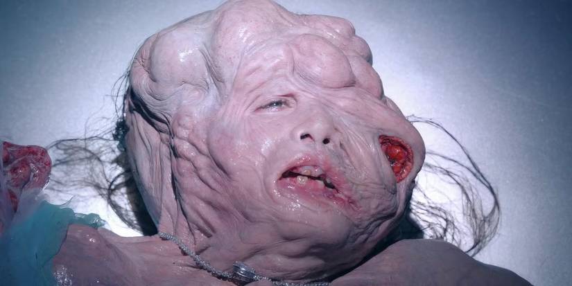 Monstro Elisasue acostado sobre el suelo con dolor y tristeza en 'la sustancia'