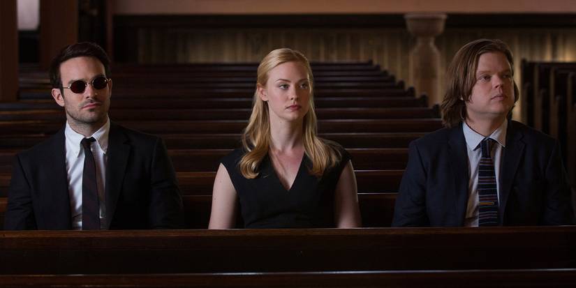 Charlie Cox, Deborah Ann Woll, dan Elden Henson sebagai Matt Murdock, Karen Page, dan Foggy Nelson, duduk di bangku di Daredevil