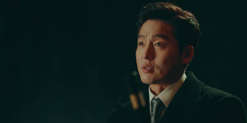 Lee Jung-jin as Lee Lim in a suit looks and talks to someone off-screen in The King Eternal Monarch.