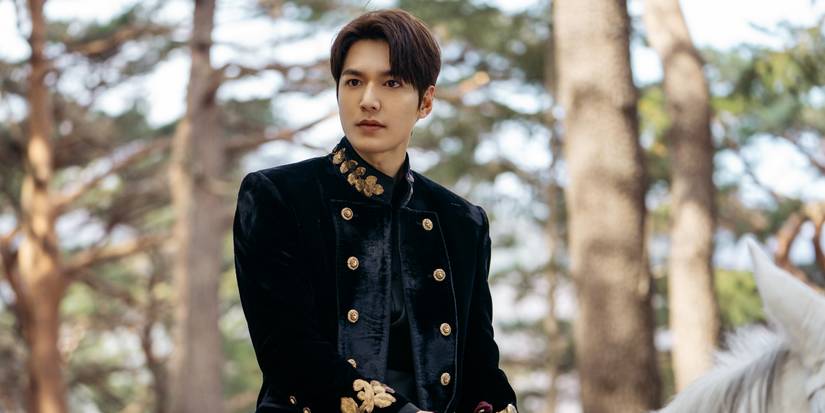 Lee Min-ho jaše konja u filmu Kralj: Vječni monarh.