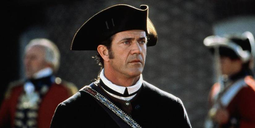 Mel Gibson sebagai Benjamin Martin berdiri memandang ke samping dalam 'The Patriot'