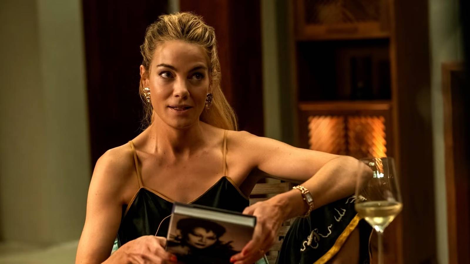 Turmush ortoqlar yotoqda jinsiy aloqada bolgan rollarni almashtiradilar Ona va bolaning jinsiy aloqasini tomosha qiling