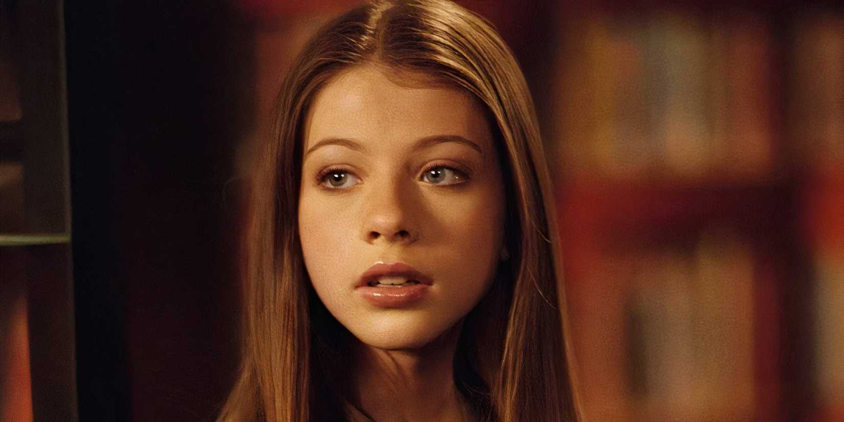 Michelle Trachtenberg as Dawn, looking at something off-camera in Buffy the Vampire Slayer.