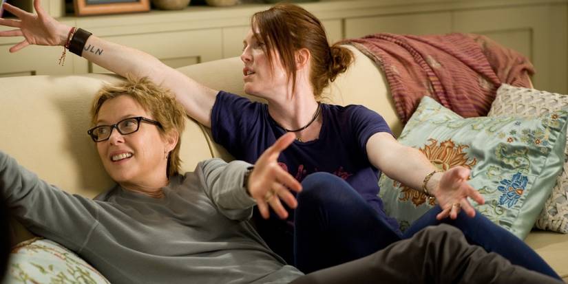 Nicole (Annette Bening) and Jules (Julianne Moore) on a couch in 'The Kids Are All Right'