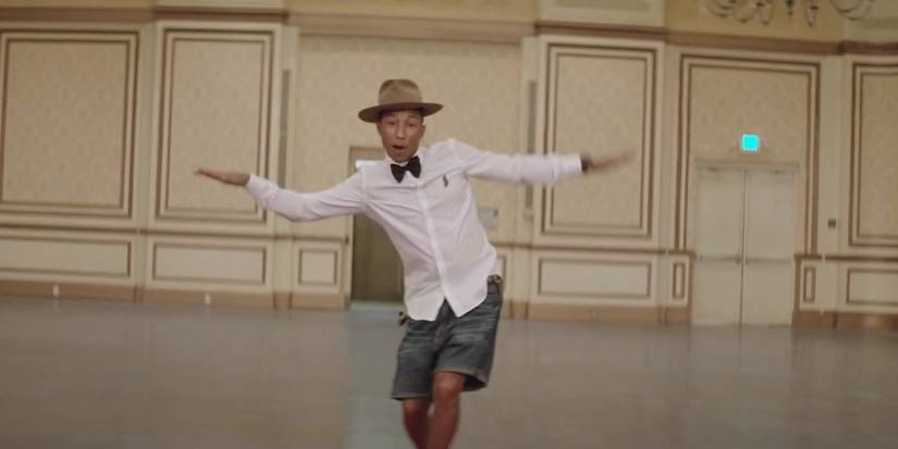 Pharrell-Williams dançando em branco-shite-shirt-e-Black-Bowtie