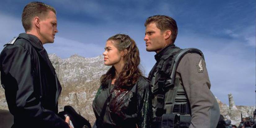 Carl Jenkins (Neil Patrick Harris) habla con Carmen Ibáñez (Denise Richards) y Johnny Rico (Casper Van Dien) en 'Starship Troopers'