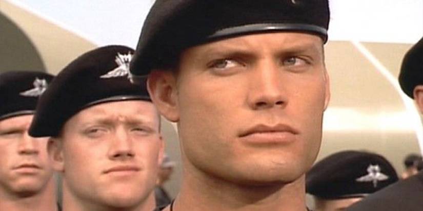Johnny Rico (Casper Van Dien) looks off in 'Starship Troopers'