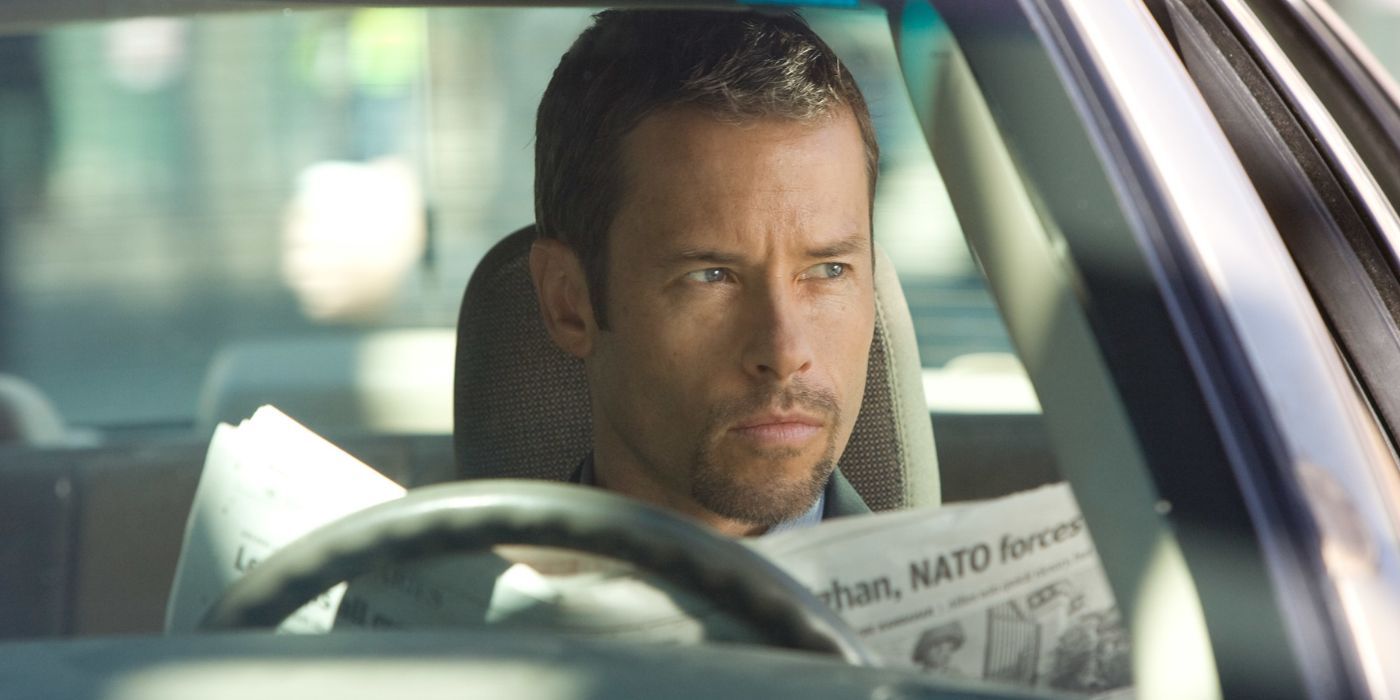 Guy Pearce reading a newspaper in a car in Traitor.