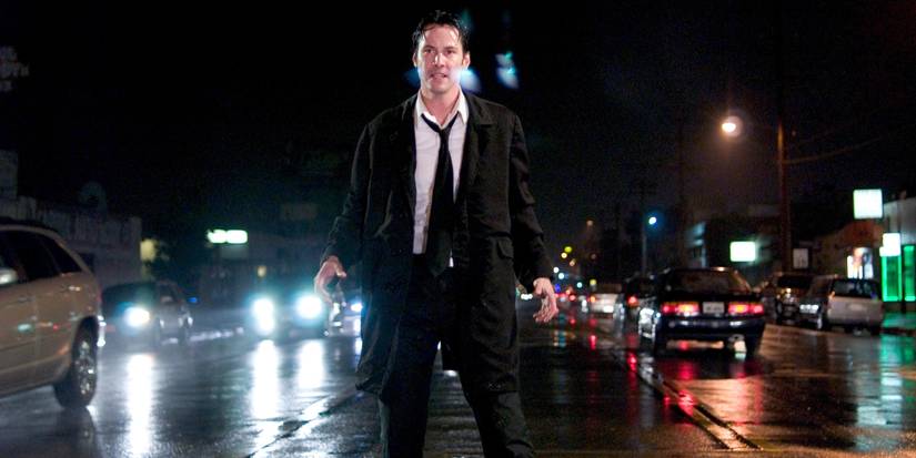 Keanu Reeves berdiri di tengah jalan di Constantine.