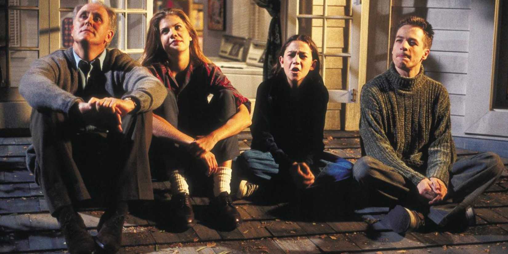 The cast of 3rd Rock from the Sun sit on a roof ledge and look up at the night sky.