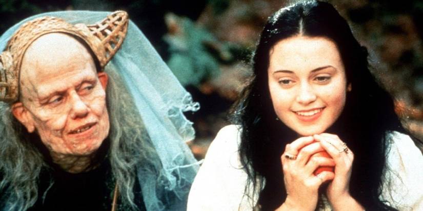 Sigourney Weaver in an old woman's makeup looks at Monica Keena as Lilli holding a poisoned apple in Snow White: A Tale of Terror