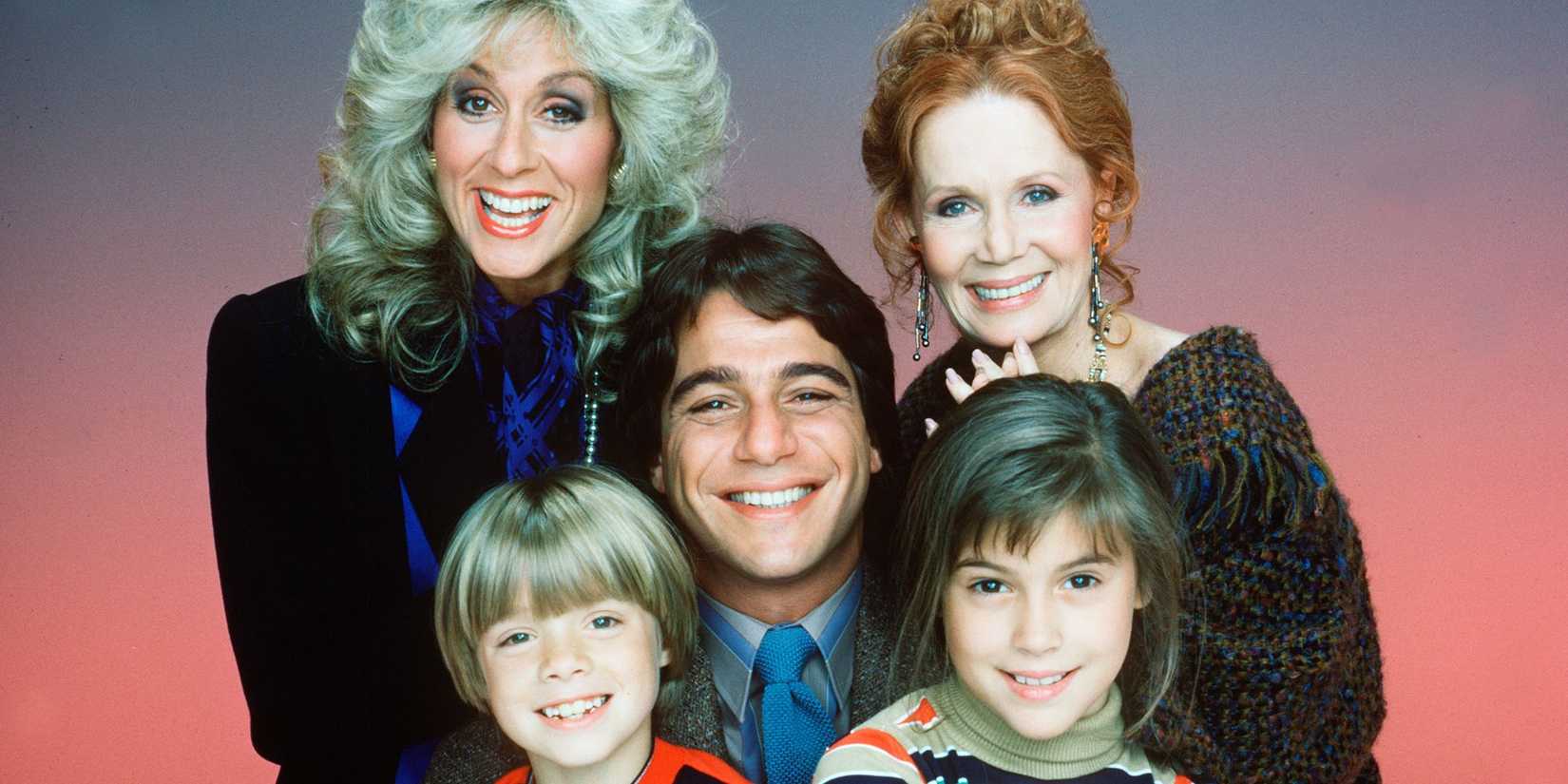 Alyssa Milano, Tony Danza, Katherine Helmond, Danny Pintauro and Judith Light smiling in Who's the Boss.