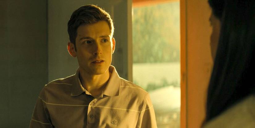 Daniel David Stewart sebagai Steven Elliot tampak bingung di Reacher.