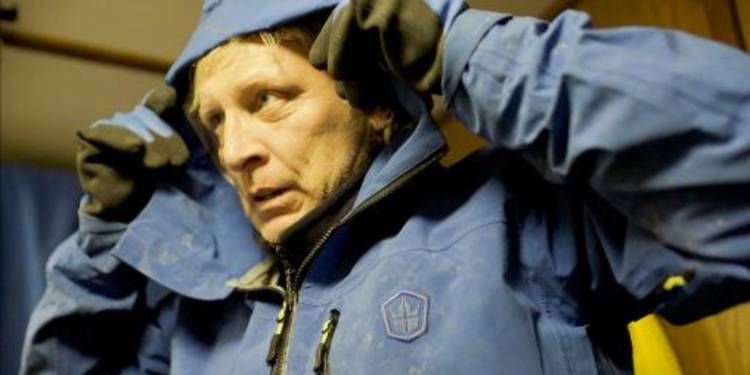 Captain Sig Hansen puts on his hood on 'Deadliest Catch.'