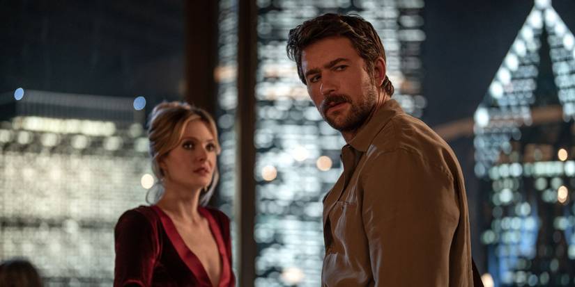 Final explicado de Drop: Entenda desfecho de Ameaça Anônima Drop: Ameaça Anônima chegou ao Prime Video trazendo uma premissa angustiante: o que você faria se, durante um primeiro encontro, recebesse mensagens anônimas ameaçando matar sua família caso não assassinasse a pessoa sentada à sua frente? Meghann Fahey and Brandon Sklenar in Drop.