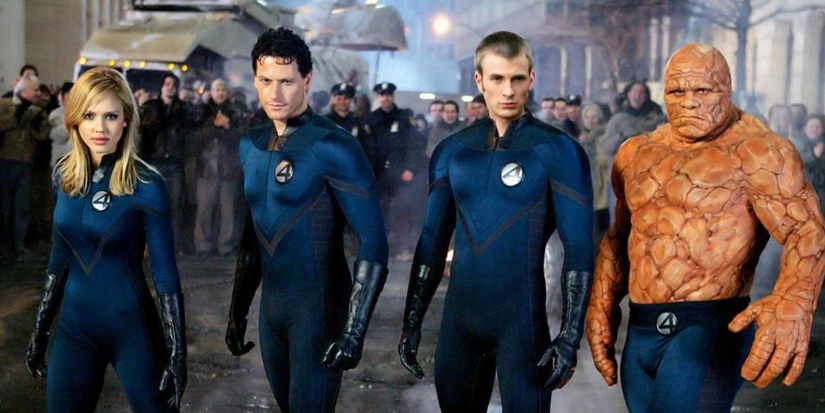 Sue Storm, Reed Richards, Johnny Storm e a coisa ficam junto com os civis observando -os