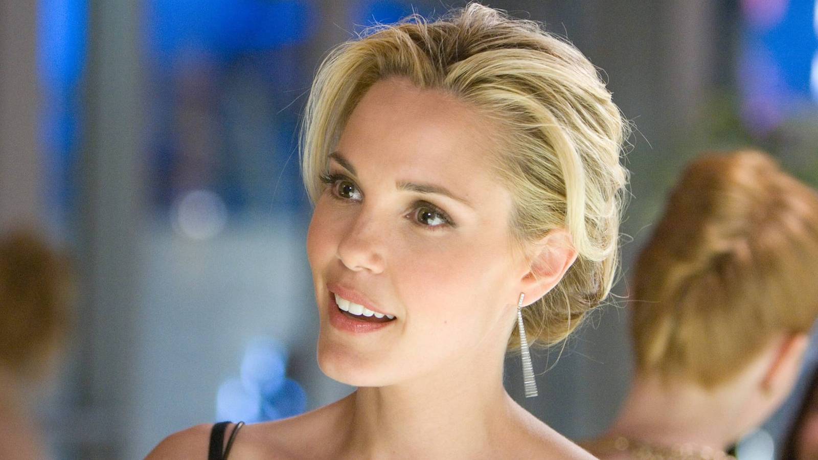 Leslie Bibb as Christine Everhart looking concerned in Iron Man.