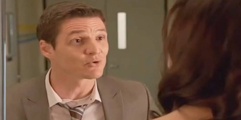 Pedro Pascal como Ed Indelicato conversando com Mulher-Maravilha (Adrianne Palicki) no piloto de 2011.