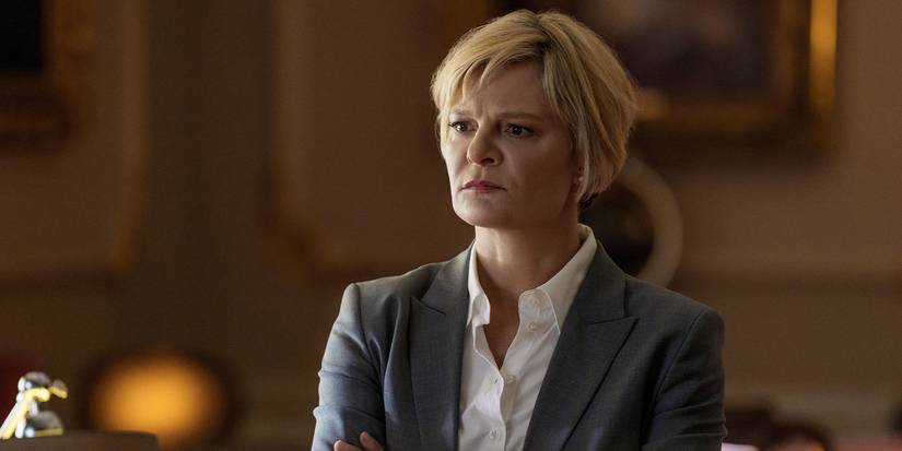 Martha Plimpton as Jane Torres in a business suit in Prime Target