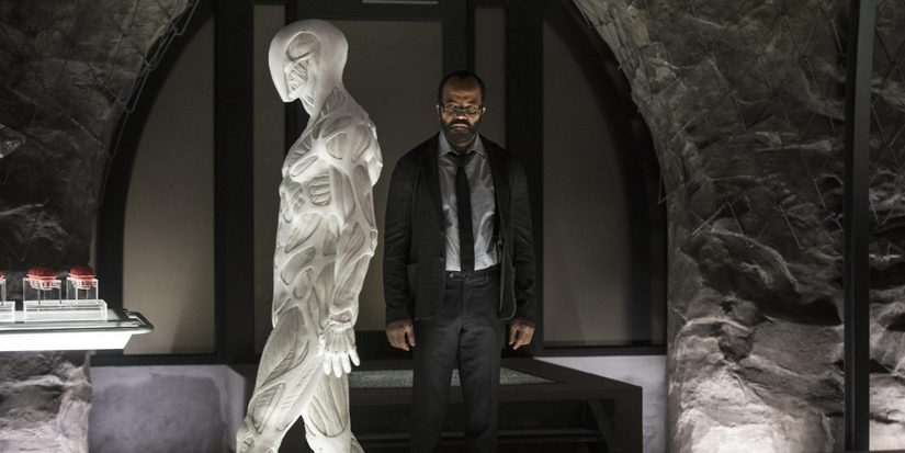 ينظر برنارد إلى روبوت أبيض يشبه الإنسان يمشي