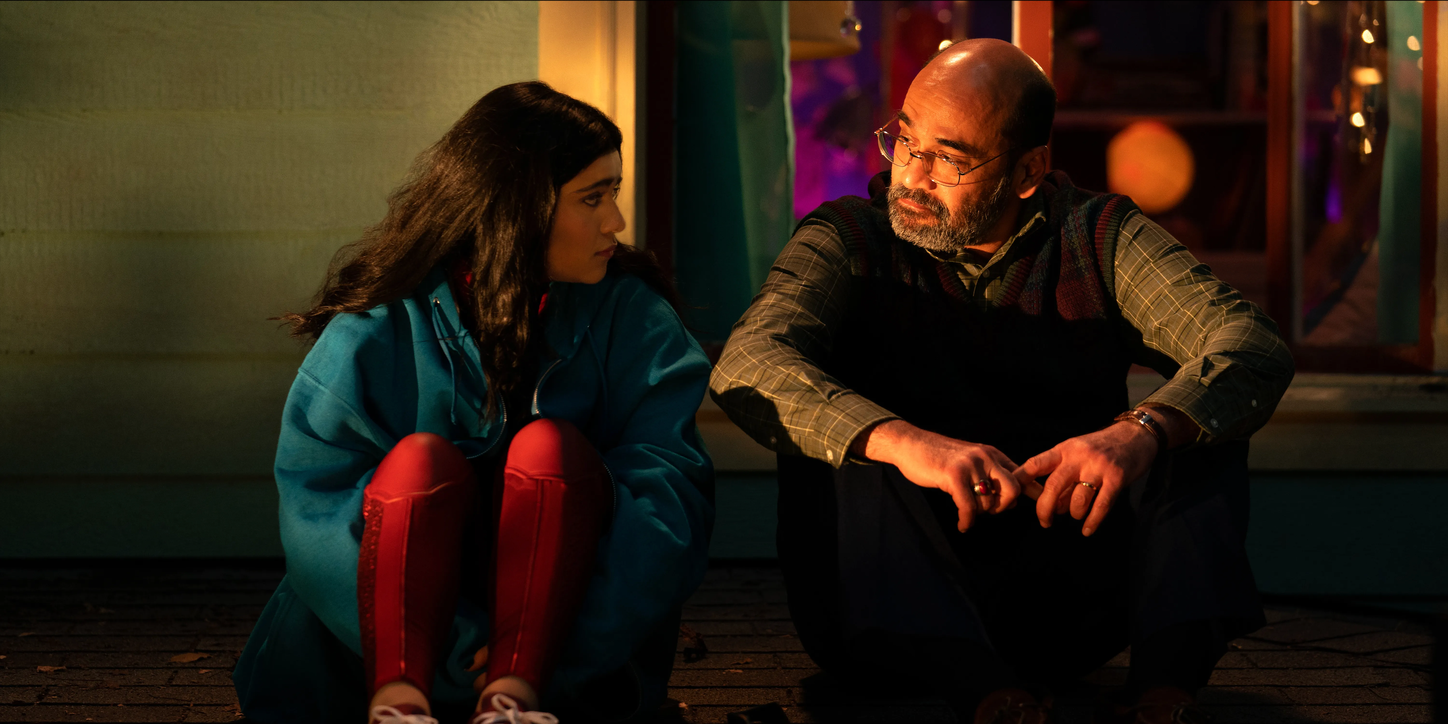 Kamala Khan (Iman Vellani) e Yusuf Khan (Mohan Kapoor) em 'Demolidor: nascida de novo'.