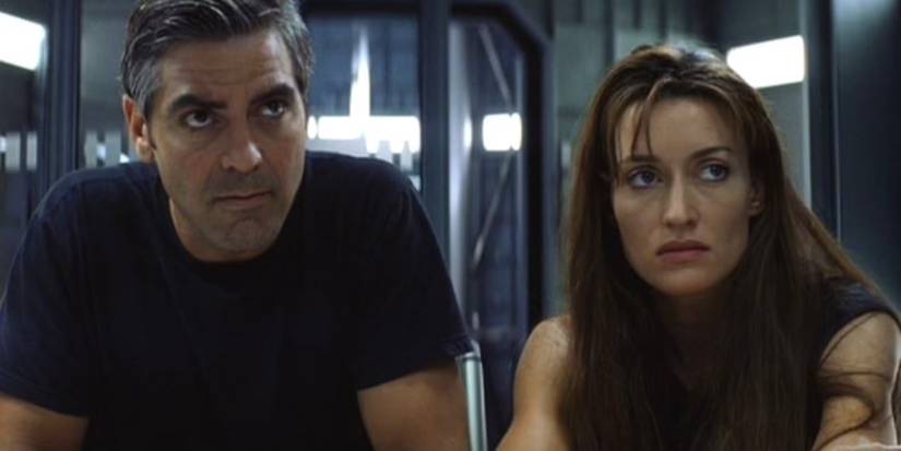 Chris (Clooney) and Rheya (McElhone) sitting together in Solaris
