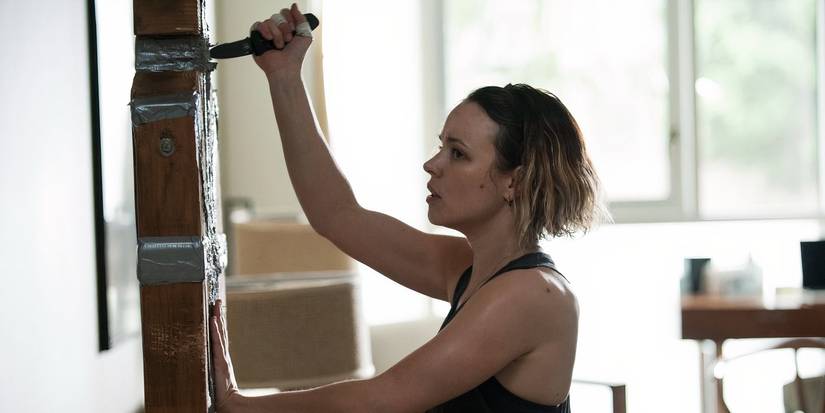 Seorang wanita memegang alat ke dinding di True Detective.