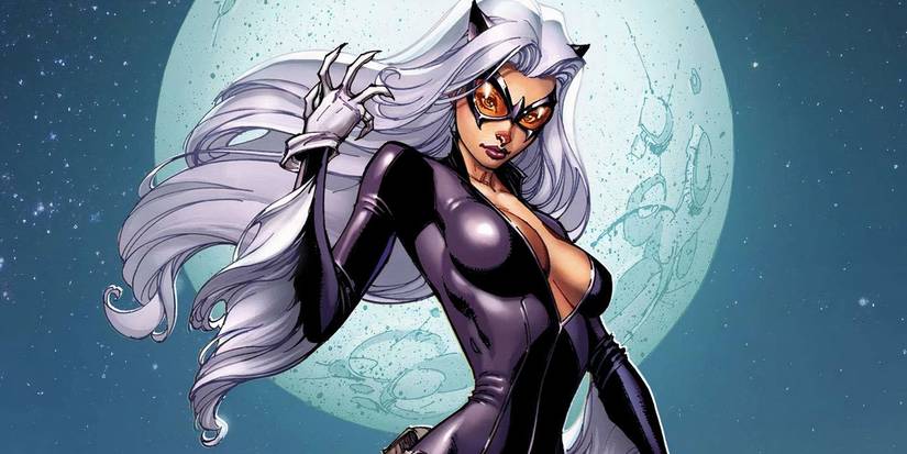 Ultimate Comics Black Cat berdiri di depan bulan di Marvel Comics