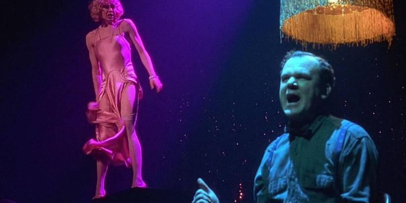 Renée Zellwegger as Roxie Hart and John C. Reilly as Amos Hart in Chicago (2002).
