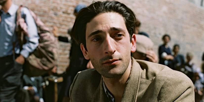 Adrien Brody melihat ke kejauhan dalam The Pianist