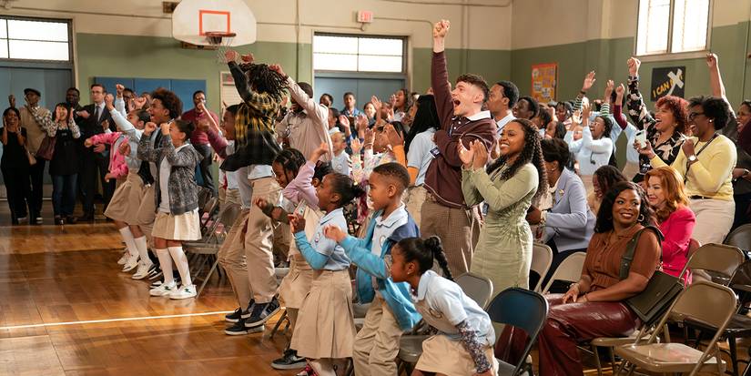 Chris Perfetti, Quinta Brunson e Janelle James aplaudindo alegremente em uma multidão de crianças na 4ª temporada de Abbott Elementary, episódio 21