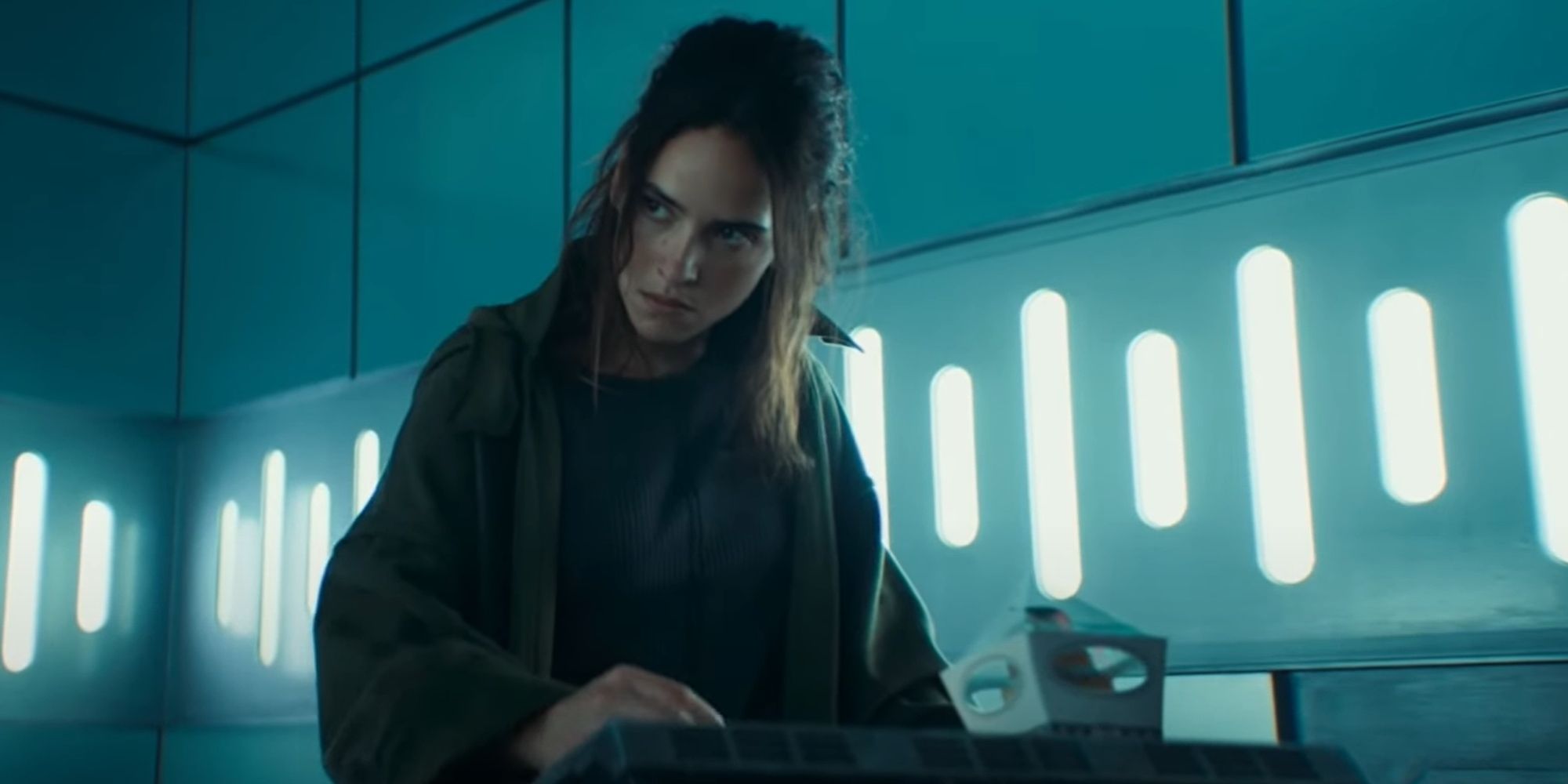 Bix Caleen (Adria Arjona) getting revenge on Gorst (Joshua James) in Andor Season 2 Episode 6