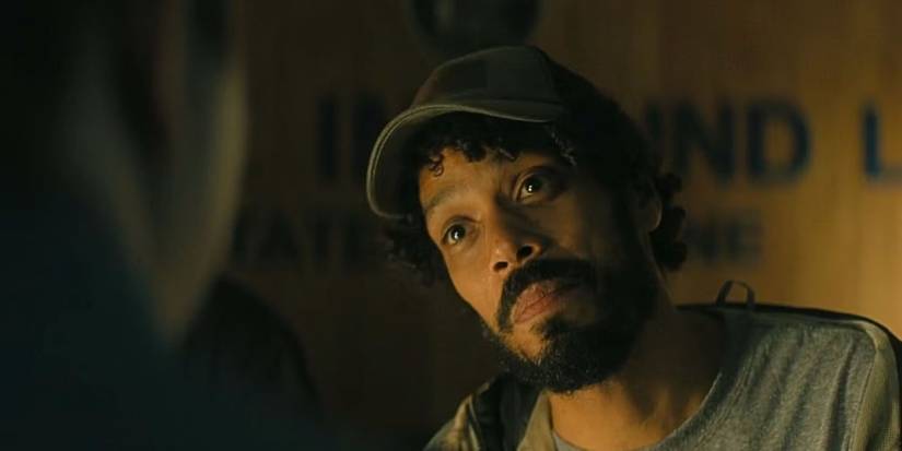 Manuel Rodriguez-Saenz sebagai Angel “Angel Doll” Dole berbicara dengan seseorang di season 3 Reacher.